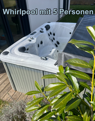 grosser Whirlpool für 5 Personen