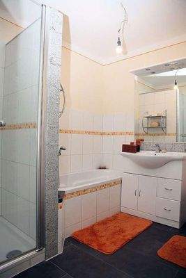 Bad mit Dusche und Wanne