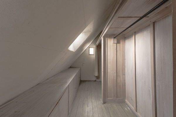 Abseite rechts am Schlafzimmer mit Schrankfläche