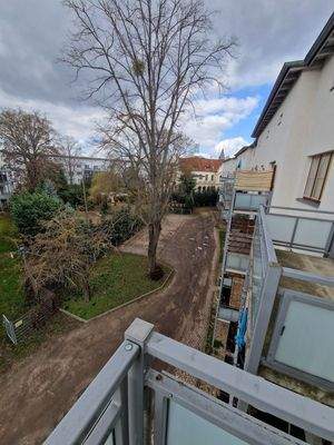 Hof mit Stellplätzen