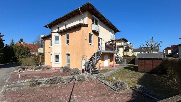 Außenansicht mit Stellplätzen