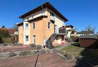 Außenansicht mit Stellplätzen