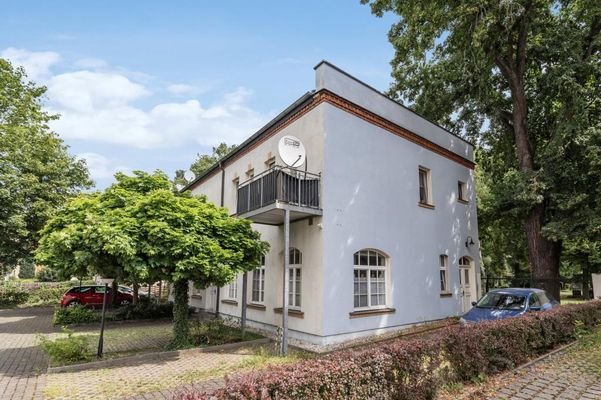 Rückgebäude u. Pkw-Stellplätze