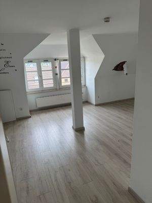 Helles Wohnzimmer mit Fenstern