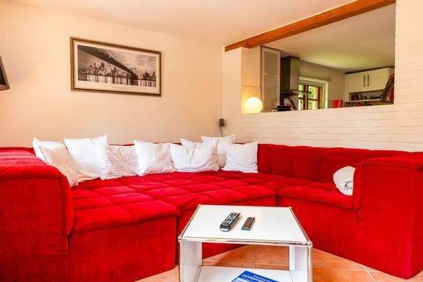 Rotes Sofa im Wohnzimmer