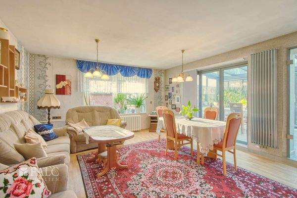 Wohnzimmer mit angrenzendem Wintergarten