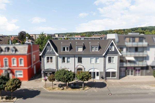 Gebäudeansicht mit 3 Gewerbe- & 5 Wohneinheiten