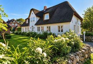 Idyllisches Reetdachhaus im Sommergarten