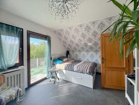 OG: Schlafzimmer mit Zugang zur Dachterrasse