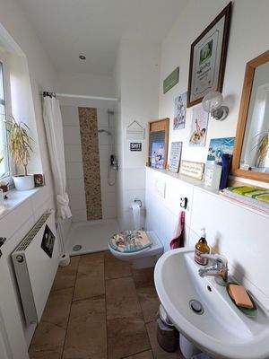 Gäste-WC mit Dusche im Erdgeschoss
