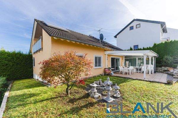 Garten mit Blick auf das Haus