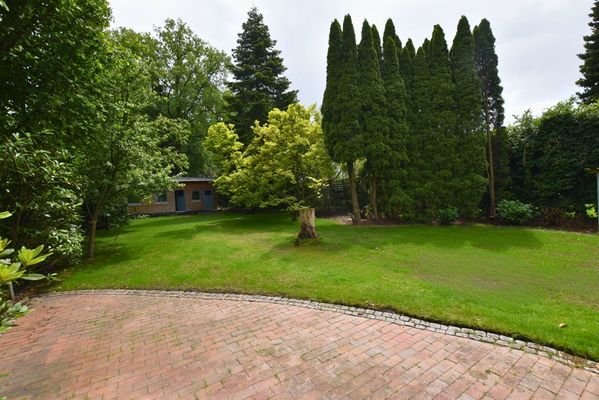 Garten mit weiterer Terrasse