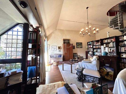 Helles Wohnzimmer mit Balkonzugang