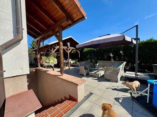 Blick zur Terrasse, links - Außenzugang zum Keller