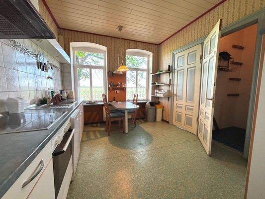 Küche mit 2 Vorratskammern