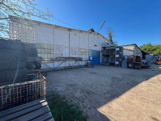 Hallenkopf von außem mit Tor