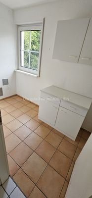 großer Abstellraum mit Fenster und Möbel