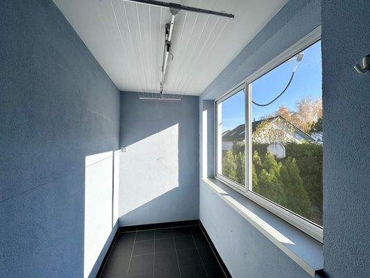 Wäschebalkon im Erdgeschoss mit moderner, absenkbarer Wäscheleine, Aluminium Fenstern mit Insektenschutz und Schiebetür