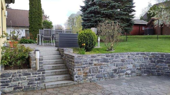 Hof mit Treppe zur Terrasse