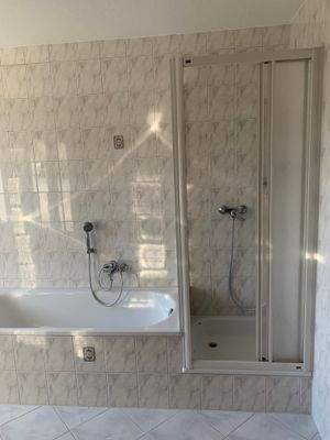Badewanne und Dusche
