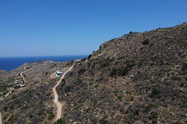 Kreta, Kokkino Chorio: Ruhiges Hanggrundstück mit ewigem Meerblick zu verkaufen