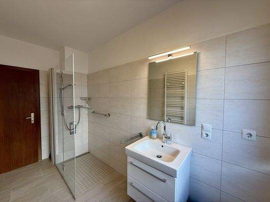 Badezimmer mit Dusche EG