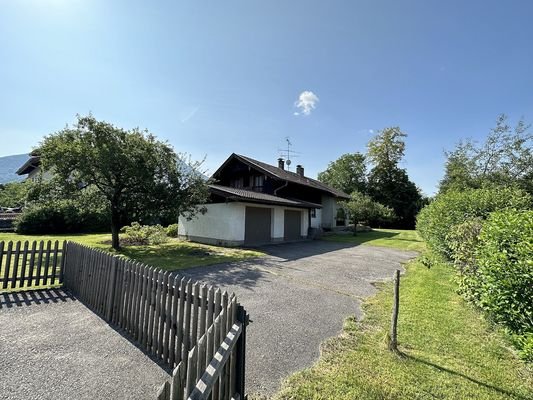 Impressionen vom Grundstück (Derzeit Altbestand) Blick von der Strasse in Richtung Süden