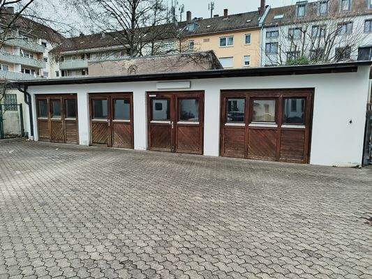 Garagenzeile mit Holztüren