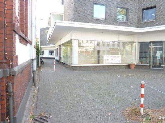 Blick auf Ladenlokal von Straßenfront