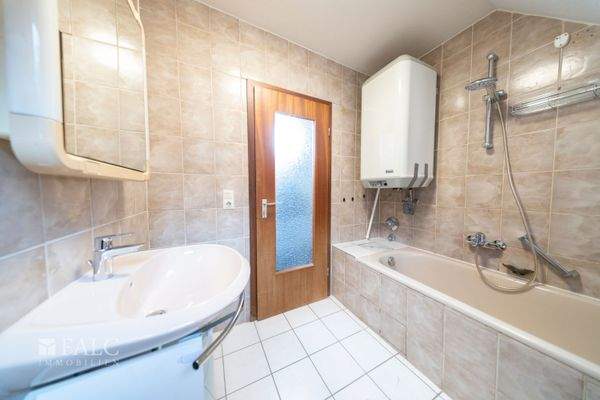 DG rechts Badezimmer