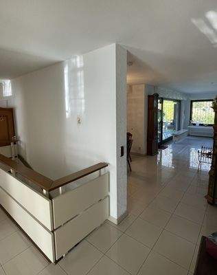 Flur mit Blick Richtung Wohnzimmer