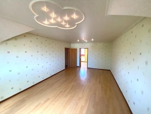 geräumiges Wohnzimmer mit Blick zur Küche