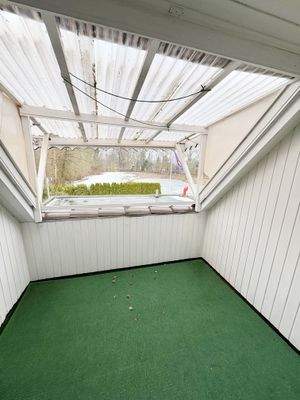 Die Loggia mit Blick auf den Teich