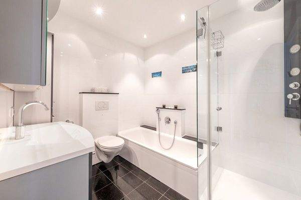 Duschen- und Wannenbad