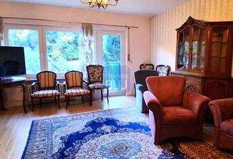 Wohnzimmer mit Balkon