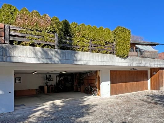 Doppelgarage mit direktem Zugang zum Haus