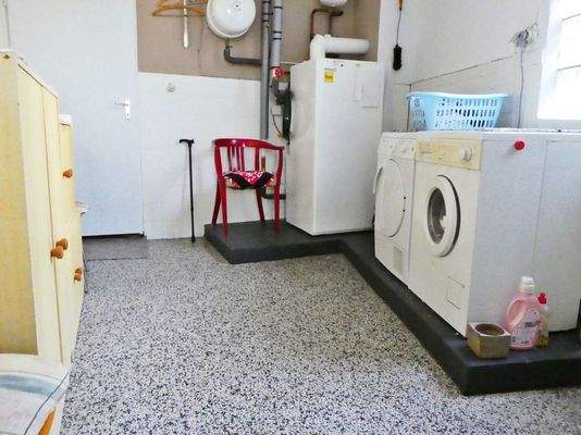 Durchgangsraum und HWR im EG