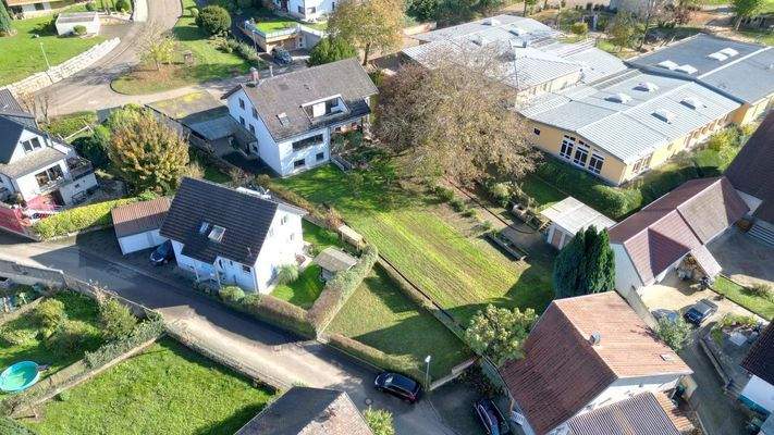 Die umliegende Bebauung ist geprägt von Mehr- und Einfamilienhäusern sowie einem Kindergarten