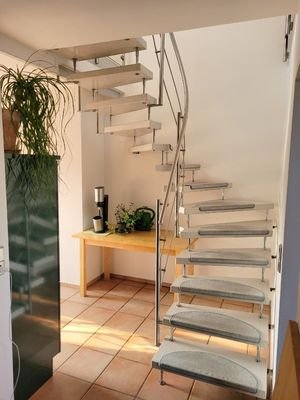 Elegante Marmortreppe zum Dachstudio