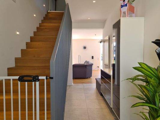 Entree mit Treppe zu OG 