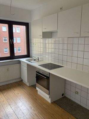 Einbauküche mit Herd und Spüle