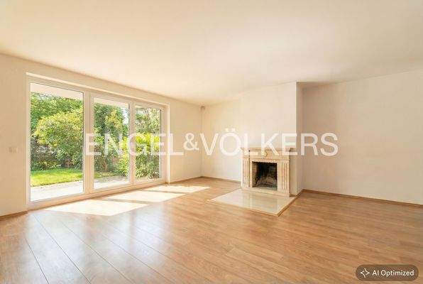 Kamin und große Fensterfront