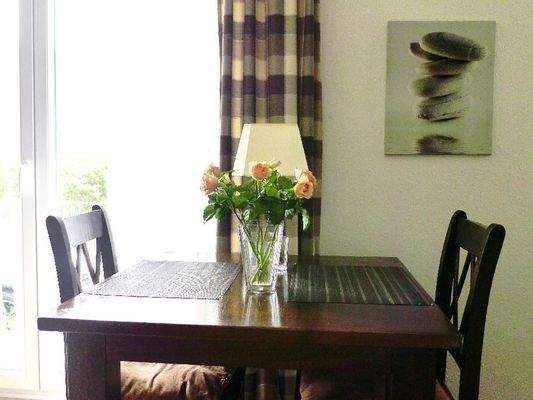 Esstisch neben den großen Loggiatüren