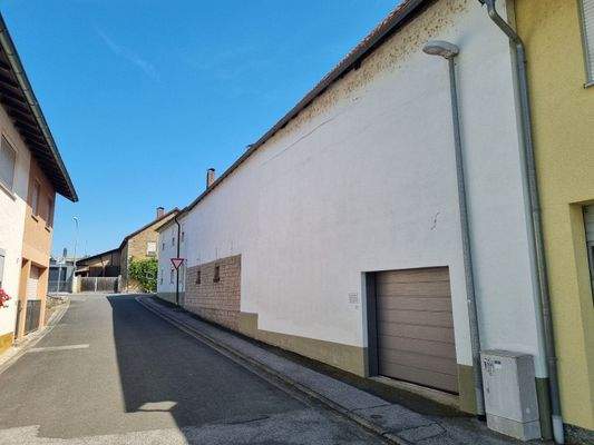 Integrierte Garage im Nebengebäude (Zugang Außen)