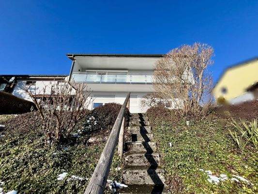 Hausansicht mit Garten