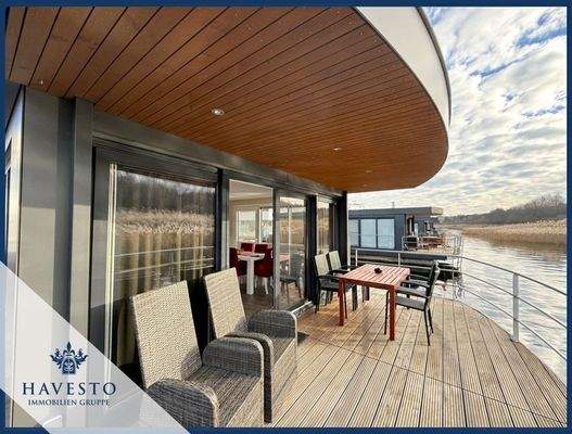 Terrasse vom kleinen Hausboot