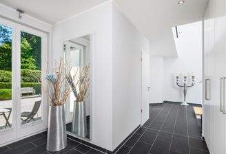 ... mit Blick ins Foyer.