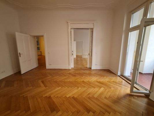 Zimmer mit Loggia.jpg