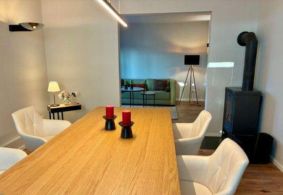 Offener Essbereich mit Kamin