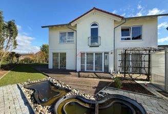 Ansicht vom Garten aufs Haus